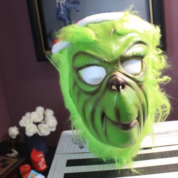 Green Holiday Mask - Picture 6 of 6